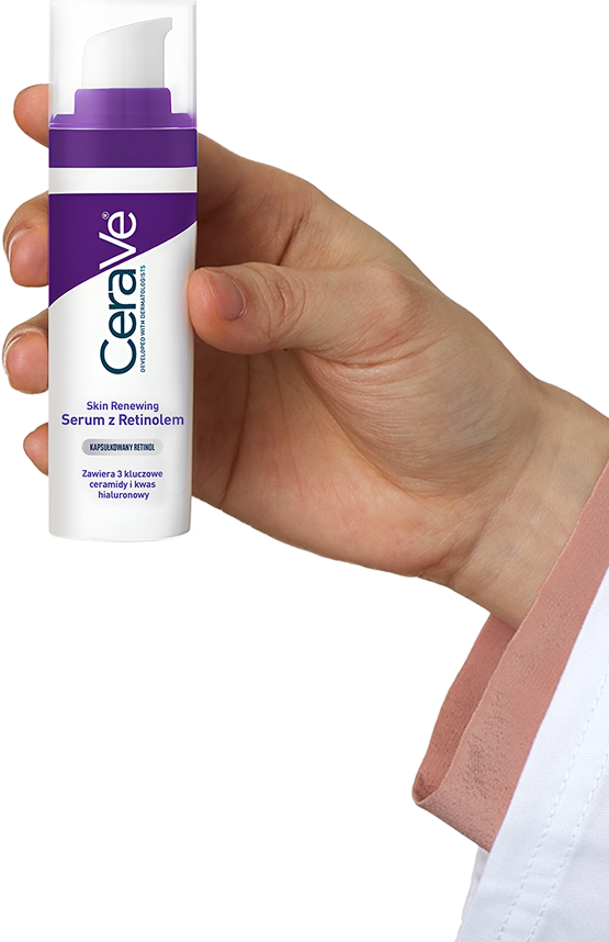 Serum z Retinolem CeraVe Skin Renewing  trzymany w dłoni