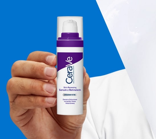 Produkt Serum Retinol CeraVe w dłoni na niebieskim tle