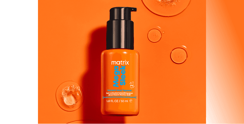 Treść wiadomości Gemini Serum wygładzające Matrix Mega Sleek z pompką na pomarańczowym tle, otoczone kroplami przezroczystego płynu.