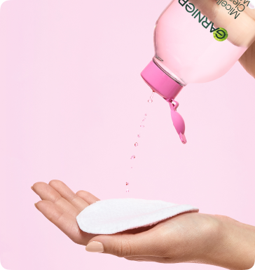 Ręce modelki nakładającej płyn micelarny 3w1 do skóry wrażliwej od Garnier, na wacik