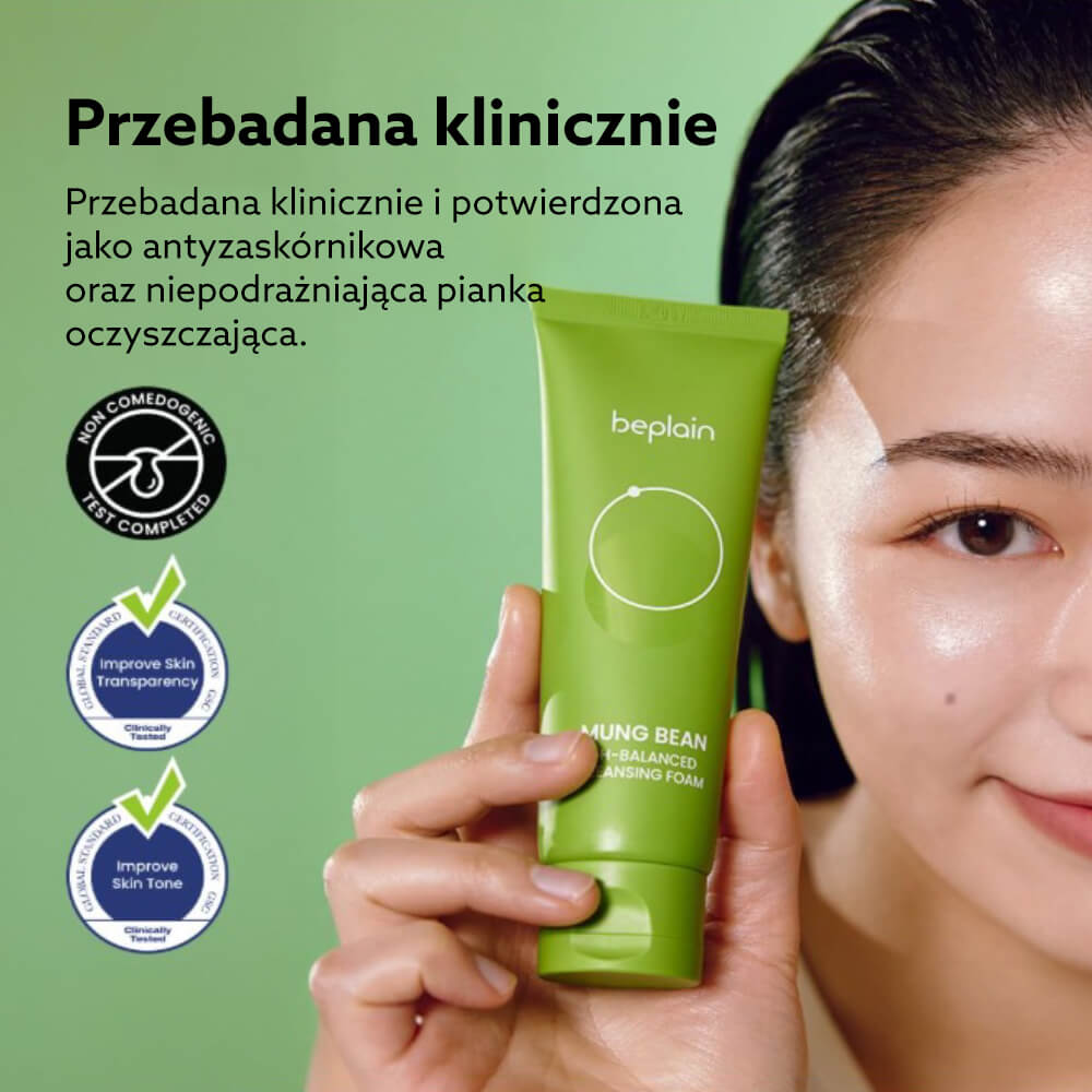 Modelka z promienną cerą trzymająca tubkę Beplain Mung Bean Cleansing Foam, obok informacji o klinicznym potwierdzeniu działania przeciw zaskórnikom i bezpieczeństwu dla skóry.