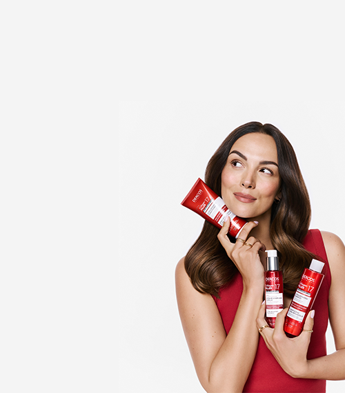 Paulina Krupińska trzymająca trzy różne produkty z serii Vichy Collagen.