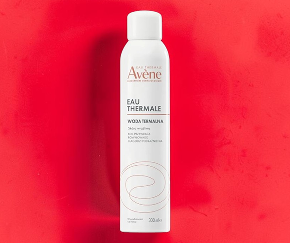 Avène Eau Thermale – woda termalna w sprayu na czerwonym tle.