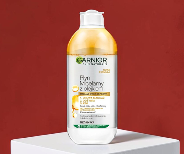 Garnier Skin Naturals – płyn micelarny z olejkiem na białym postumencie.
