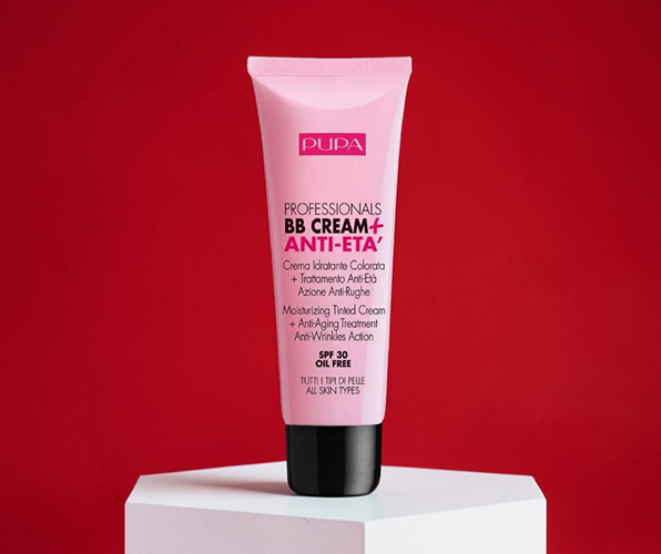 Pupa Professionals BB Cream + Anti-Età – różowy krem BB w tubce na białym postumencie.