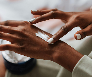 Skin Beauty – aplikowanie kremu na wierzch dłoni.